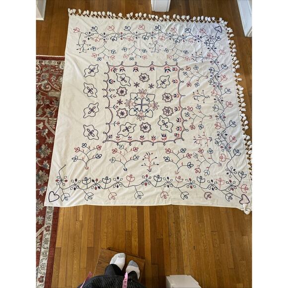 Vtg 50s Traditional Crewel Work Hand Embroidered Floral Tassels Bedspread 81x92 - Picture 10 of 16